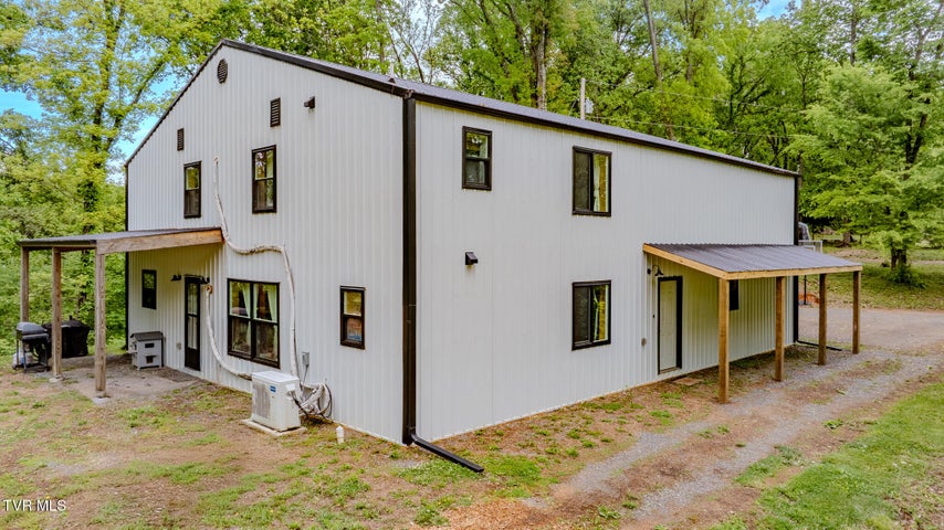 1st photo of 140 Bl Moore Lane