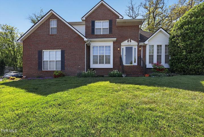 1st photo of 624 Glen Oaks Place