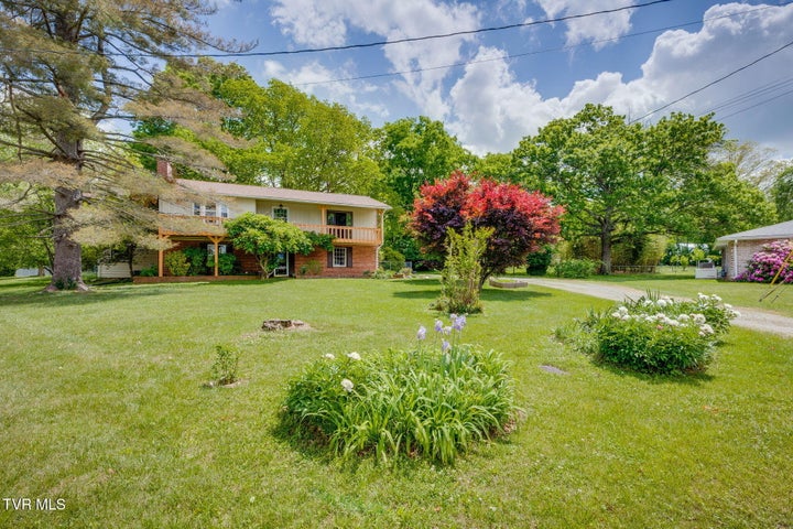 1st photo of 824 Balsam Circle