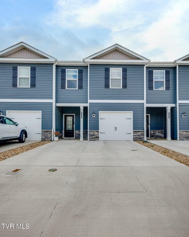 1st photo of 1027 Saylors Place