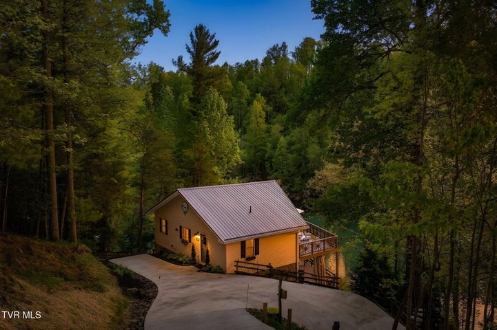 1st photo of 237 Candlewood Lane