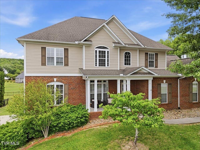 1st photo of 924 Saddle Ridge Lane