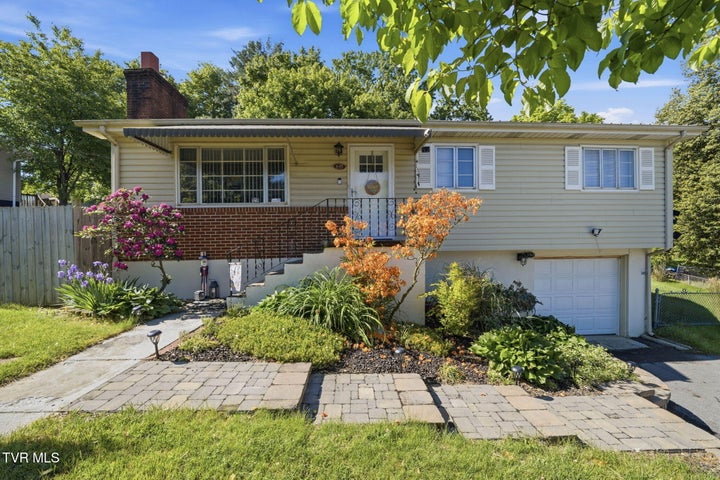 1st photo of 635 Robin Circle