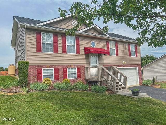 1st photo of 612 Willow Court