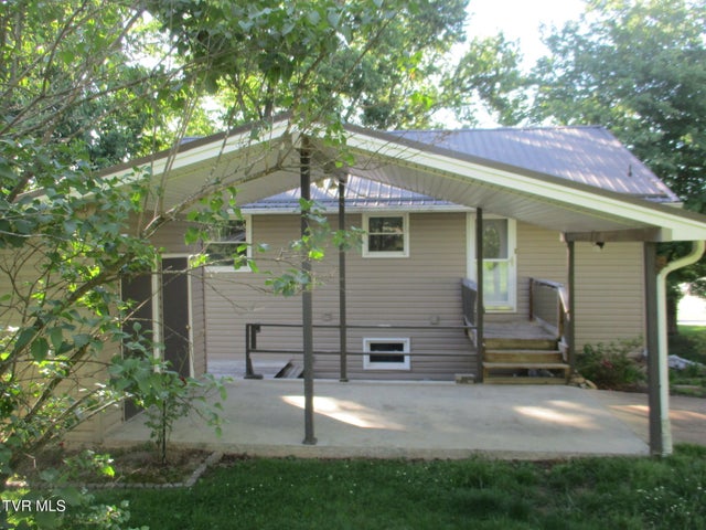 1st photo of 300 Lakeview Circle