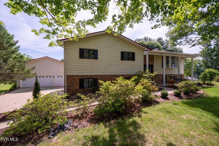 1st photo of 855 Sioux Trail