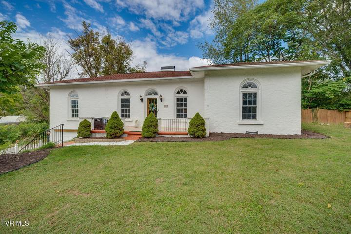 1st photo of 826 Polk Avenue
