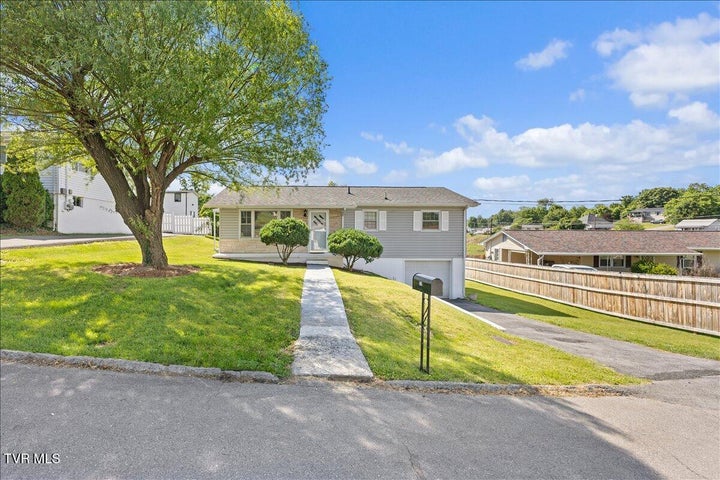 1st photo of 129 Cherrywood Lane