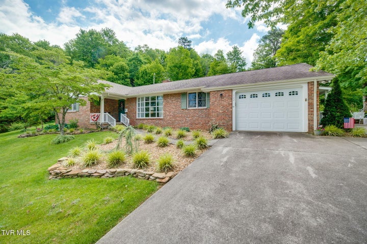 1st photo of 702 Outer Drive