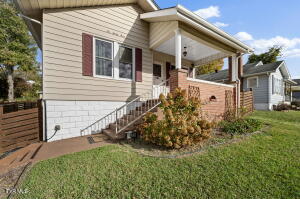 1st photo of 32 at 1023 Arlington Avenue