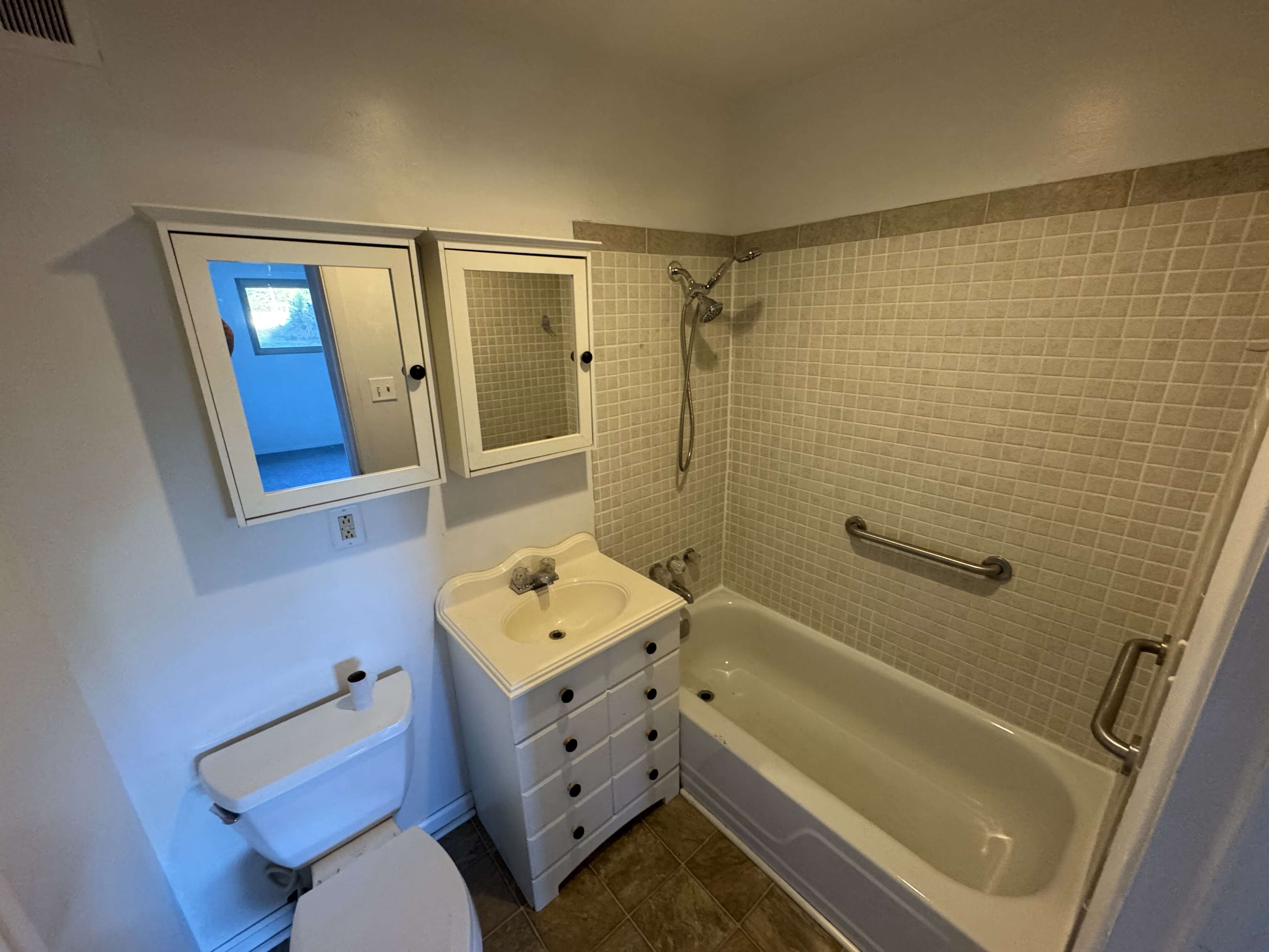 Photo 3 of 8: 1085 Carriage Circle, Apt 204, Bristol, VA 24201