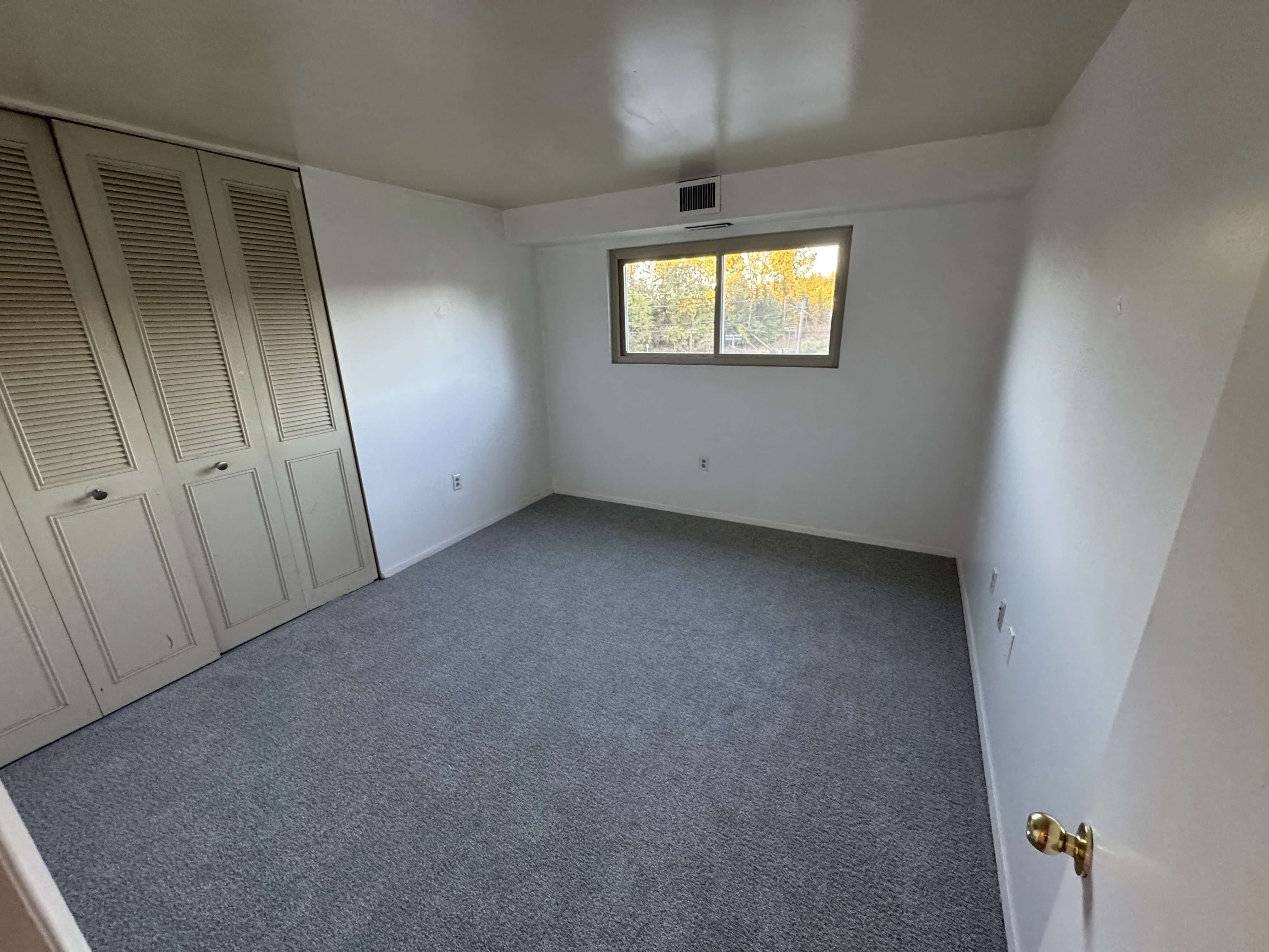 Photo 4 of 8: 1085 Carriage Circle, Apt 204, Bristol, VA 24201